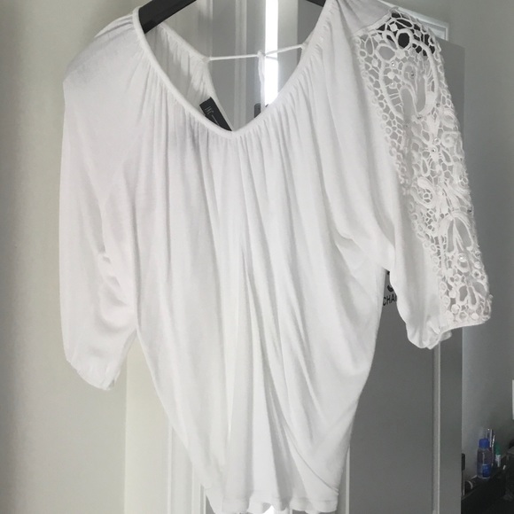 White top with beautiful cutout sleeve detail - Picture 2 of 3